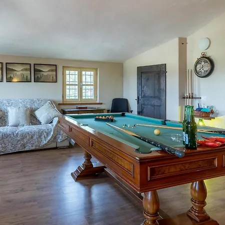 Vakantiehuis Stunning In With Jacuzzi Capannori