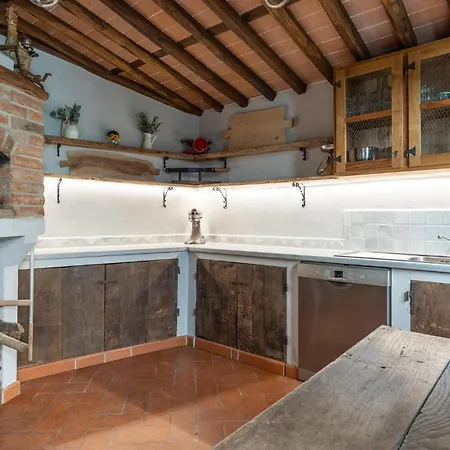 Vakantiehuis Stunning In With Jacuzzi Capannori