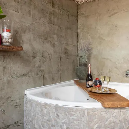 Vakantiehuis Stunning In With Jacuzzi